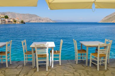 Symi, Yunanistan - 15 Mayıs 2018: Deniz manzaralı deniz kenarı restoranı. Symi Adası. Dodekanese, Yunanistan