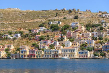 Pastel renkli evler Suriye adasında. Dodekanese, Yunanistan