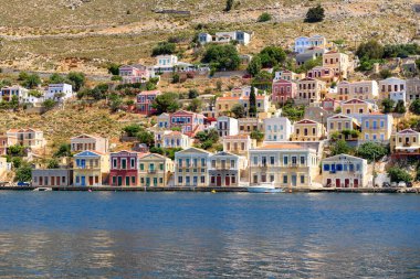 Pastel renkli evler Suriye adasında. Dodekanese, Yunanistan