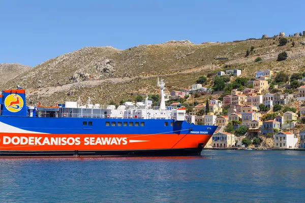 Symi, Yunanistan - 15 Mayıs 2018: Dodekanisos Seaways feribotu Symi Adası limanında. Dodekanese, Yunanistan