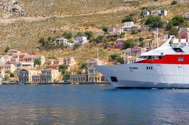 Symi, Yunanistan - 15 Mayıs 2018: Deniz Rüyaları feribotu Symi Adası limanında. Dodekanese, Yunanistan