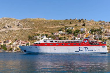 Symi, Yunanistan - 15 Mayıs 2018: Deniz Rüyaları feribotu Symi Adası limanında. Dodekanese, Yunanistan