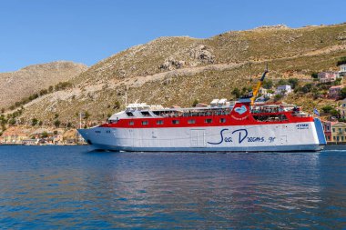 Symi, Yunanistan - 15 Mayıs 2018: Deniz Rüyaları feribotu Symi Adası limanında. Dodekanese, Yunanistan