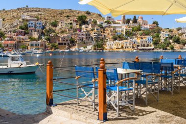 Symi, Yunanistan - 15 Mayıs 2018: Deniz manzaralı deniz kenarı restoranı. Symi Adası. Dodekanese, Yunanistan