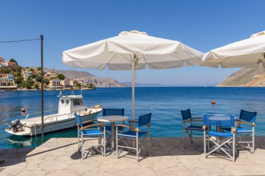 Symi, Yunanistan - 15 Mayıs 2018: Deniz manzaralı deniz kenarı restoranı. Symi Adası. Dodekanese, Yunanistan