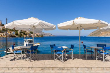 Symi, Yunanistan - 15 Mayıs 2018: Deniz manzaralı deniz kenarı restoranı. Symi Adası. Dodekanese, Yunanistan