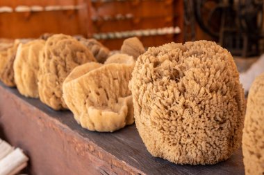 Yerel pazarda doğal süngerler. Symi Adası. Yunanistan