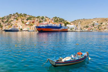Symi, Yunanistan - 15 Mayıs 2018: Ege Denizi 'nin en güzel adalarından biri olan Symi Adası, Dodecanese, Yunanistan