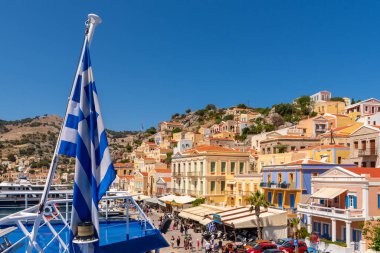 Symi, Yunanistan - 15 Mayıs 2018: Symi Adası. Yamaçtaki Yunan evleri. Dodekanese, Yunanistan