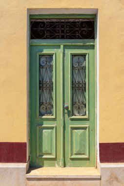 Symi Adası 'ndaki geleneksel bir Yunan evinin renkli kapısı. Yunanistan