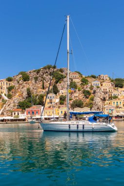 Symi, Yunanistan - 15 Mayıs 2018: Yunanistan 'ın Symi Adası. Körfez ve liman manzarası. Dodacan, Yunanistan