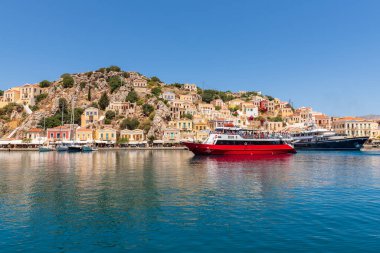 Symi, Yunanistan - 15 Mayıs 2018: Yunanistan 'ın Symi Adası. Körfez ve liman manzarası. Dodacan, Yunanistan