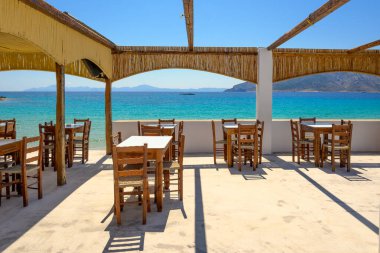 Ano Koufonisi, Yunanistan - 15 Mayıs 2024: Ano Koufonisi adasındaki Finikas plaj barı ve restoranı. Küçük Kiklad, Yunanistan