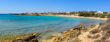 Finikas sahilinde çok ince kum ve temiz su var. Ano Koufonisi Adası. Küçük Kiklad, Yunanistan