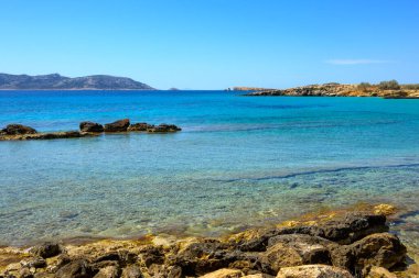 Kristal berrak suyla Finikas plajı. Ano Koufonisi Adası. Küçük Kiklad, Yunanistan