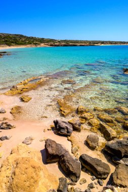 Koufonisi 'nin güneyinde, temiz suyu olan Fanos plajı. Küçük Kiklad, Yunanistan