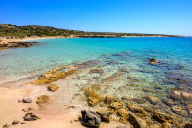 Koufonisi 'nin güneyinde, temiz suyu olan Fanos plajı. Küçük Kiklad, Yunanistan