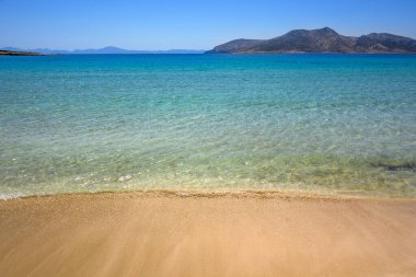 Koufonisi 'nin güneyinde yer alan ve Keros adasına bakan Fanos plajı. Yunanistan