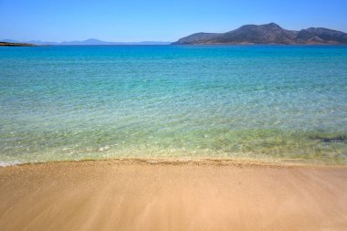Koufonisi 'nin güneyinde yer alan ve Keros adasına bakan Fanos plajı. Yunanistan