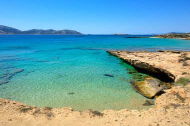 Ano Koufonisi sahilinde kayalar ve gök mavisi deniz suyu. Küçük Kiklad, Yunanistan