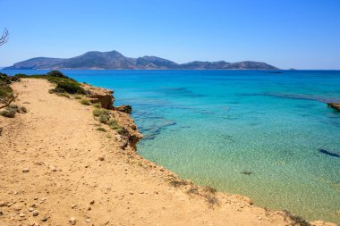 Gök mavisi deniz suyuyla Ano Koufonisi plajı. Arka planda Keros Adası var. Küçük Kiklad, Yunanistan