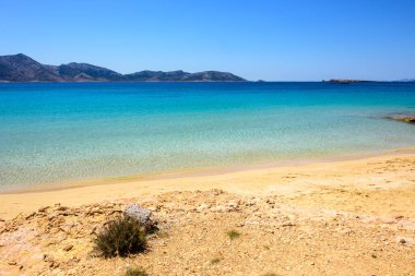 Temiz su ve güzel kumsallı Fanos plajı. Koufonisi 'nin güneyi. Küçük Kiklad, Yunanistan