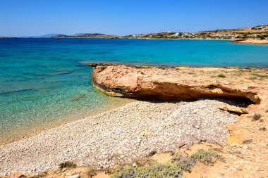 Koufonisia Fanos plajı. Temiz su ve kaya oluşumlarıyla. Koufonisi 'nin güneyi. Küçük Kiklad, Yunanistan