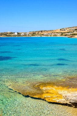 Temiz su ve kaya oluşumlarıyla Koufonisia plajı. Ano Koufonisi 'nin güneyi. Küçük Kiklad, Yunanistan