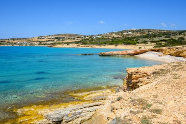 Koufonisia Fanos plajı. Temiz su ve kaya oluşumlarıyla. Koufonisi 'nin güneyi. Küçük Kiklad, Yunanistan