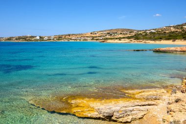 Temiz su ve kaya oluşumlarıyla Koufonisia plajı. Ano Koufonisi 'nin güneyi. Küçük Kiklad, Yunanistan