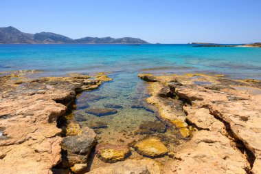 Temiz su ve kaya oluşumlarıyla Koufonisia plajı. Ano Koufonisi 'nin güneyi. Küçük Kiklad, Yunanistan