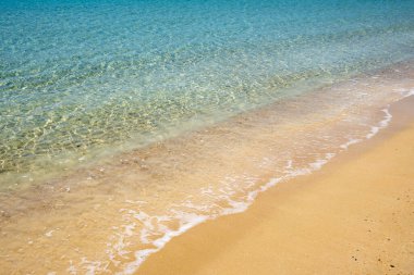 Koufonisia Fanos plajı, temiz su ve güzel kumla. Ano Koufonisi 'nin güneyi. Küçük Kiklad, Yunanistan