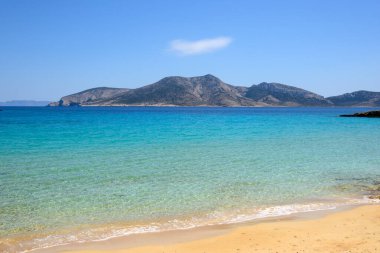 Ano Koufonisi. Finikas sahilinde kum ve gök mavisi deniz suyu. Küçük Kiklad, Yunanistan