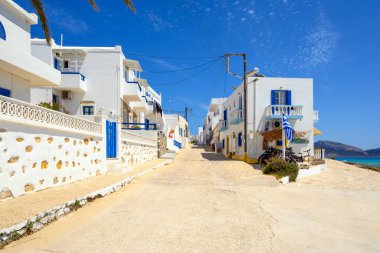 Ano Koufonisi Adası 'nda tipik Yunan mimarisi olan bir sokak. Küçük Kiklad, Yunanistan