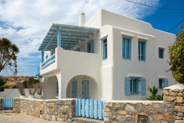 Ano Koufonisi adasında tipik bir Yunan yazlığı. Küçük Kiklad, Yunanistan
