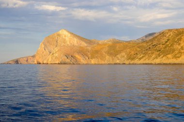 Amorgos adasının Rocky Sahili. Cyclades, Yunanistan