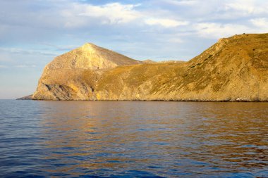 Amorgos adasının dağlık kıyıları. Cyclades, Yunanistan