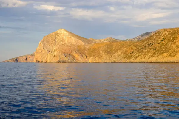 Amorgos adasının Rocky Sahili. Cyclades, Yunanistan