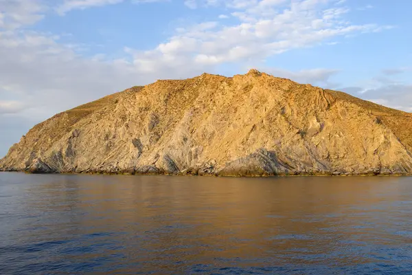 Amorgos adasının Rocky Sahili. Cyclades, Yunanistan