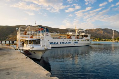 Amorgos, Yunanistan - 15 Mayıs 2024: Küçük Kiklad Hatları rotalarına hizmet veren ekspres bir alüelit feribot. Aegiali limanı. Amorgos Adası, Yunanistan