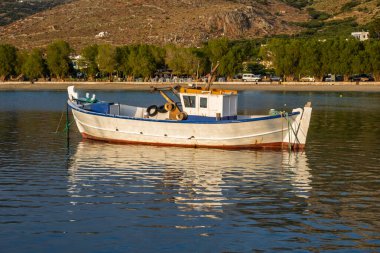 Amorgos Adası 'ndaki Aegiali limanında demirli bir tekne. Cyclades, Yunanistan