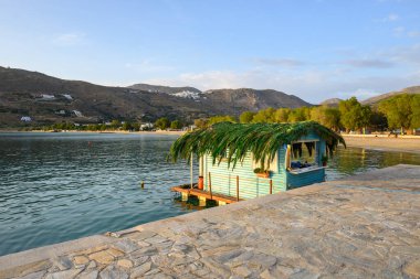 Aegiali köyündeki körfezin manzarası. Amorgos Adası, Kiklad, Yunanistan