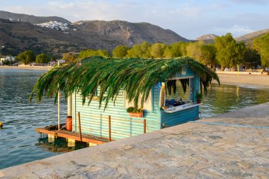 Amorgos, Yunanistan - 15 Mayıs 2024: Bloom Brothers kantini Aegiali 'de geleneksel Yunan souvlaki servisi yapıyor. Amorgos Adası, Yunanistan