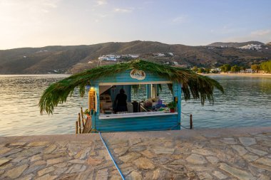 Amorgos, Yunanistan - 15 Mayıs 2024: Bloom Brothers kantini Aegiali 'de geleneksel Yunan souvlaki servisi yapıyor. Amorgos Adası, Yunanistan