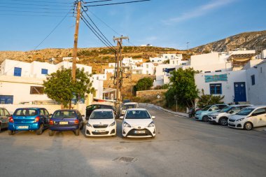 Amorgos, Yunanistan - 15 Mayıs 2024: Amorgos Adası 'ndaki Aegiali köyünün merkezi. Cyclades, Yunanistan
