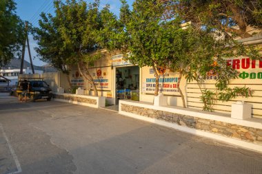 Amorgos, Yunanistan - 15 Mayıs 2024: Amorgos Adası 'ndaki Aegiali köyünün merkezindeki süpermarket. Cyclades, Yunanistan