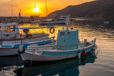 Amorgos Adası 'ndaki Aegiali limanında demirli tekneler. Cyclades, Yunanistan