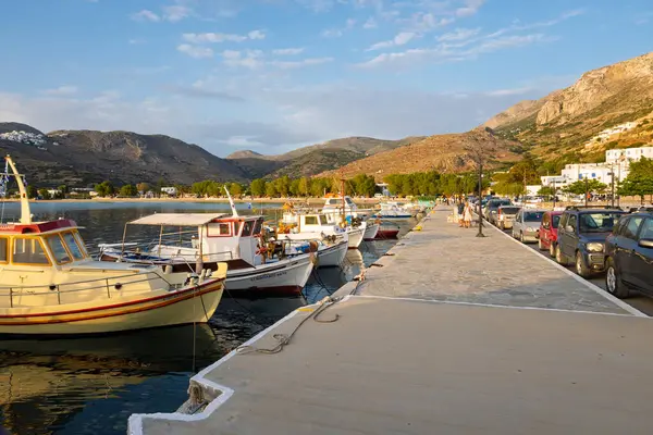 Amorgos, Yunanistan - 15 Mayıs 2024: Amorgos Adası 'ndaki Aegiali limanı. Cyclades, Yunanistan