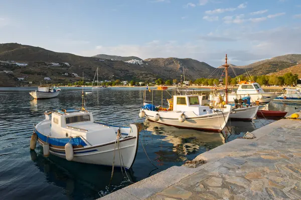 Amorgos Adası 'ndaki Aegiali limanında demirli tekneler. Cyclades, Yunanistan