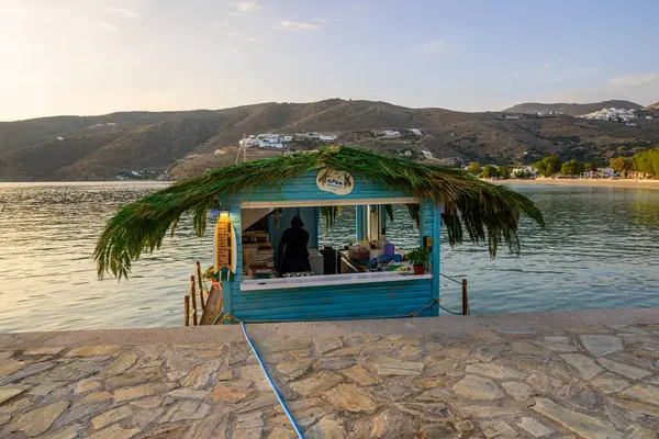 Amorgos, Yunanistan - 15 Mayıs 2024: Bloom Brothers kantini Aegiali 'de geleneksel Yunan souvlaki servisi yapıyor. Amorgos Adası, Yunanistan